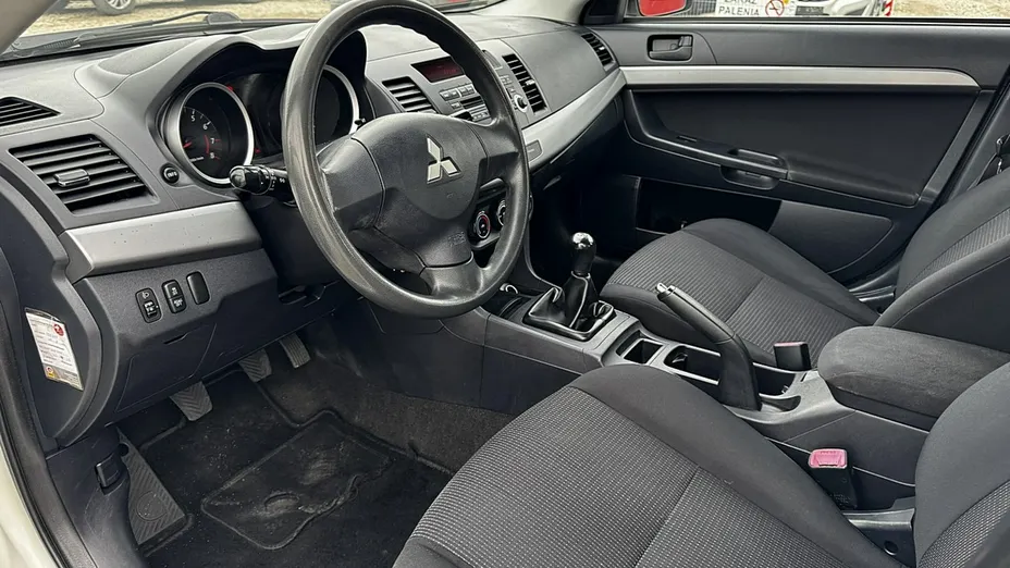 MITSUBISHI Lancer -