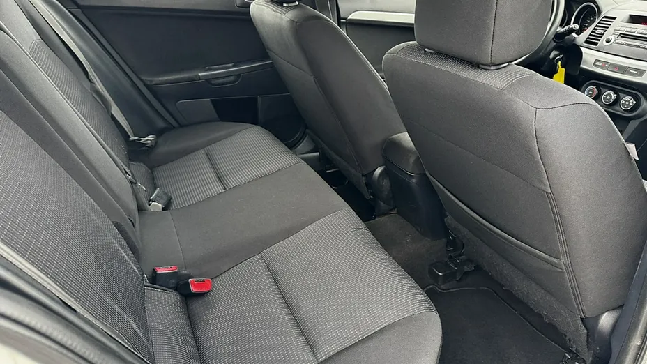 MITSUBISHI Lancer -