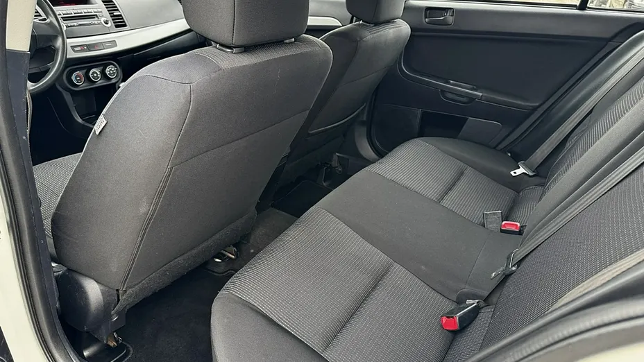 MITSUBISHI Lancer -