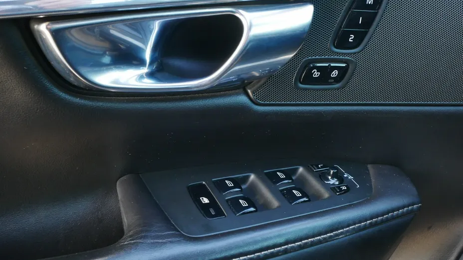 VOLVO S90 -