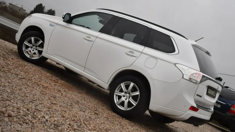 MITSUBISHI Outlander -