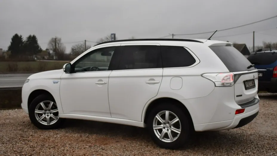 MITSUBISHI Outlander -