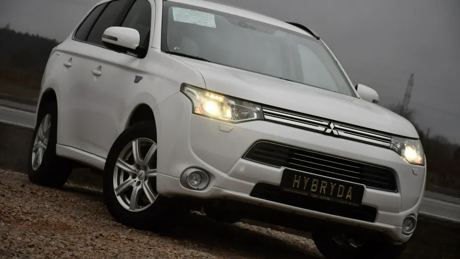 MITSUBISHI Outlander -