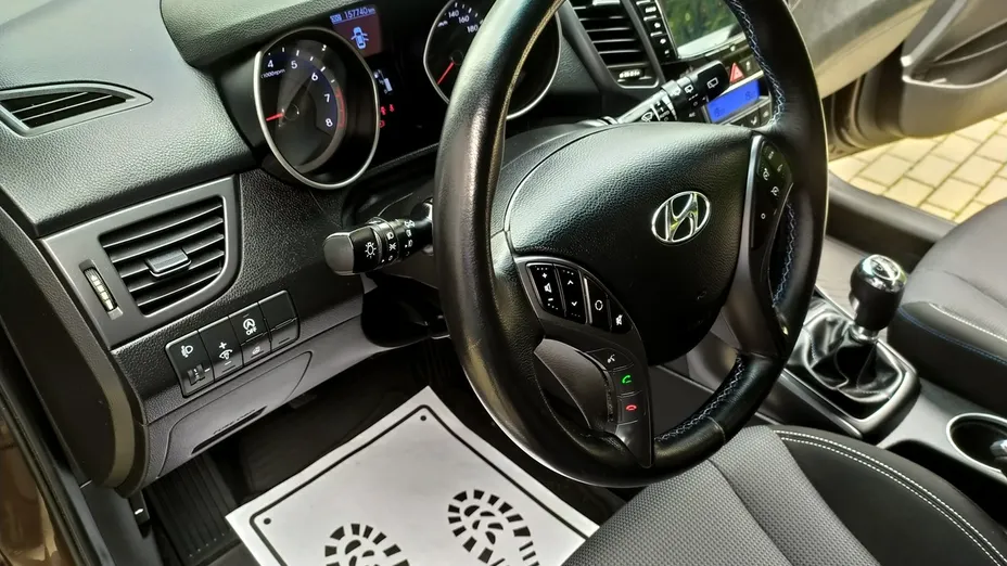 HYUNDAI i30 -