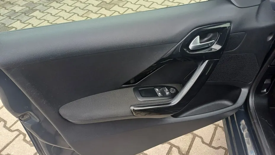 PEUGEOT 208 -
