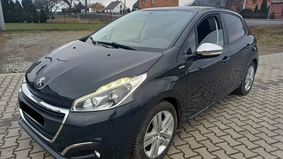 PEUGEOT 208 -