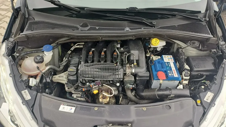 PEUGEOT 208 -
