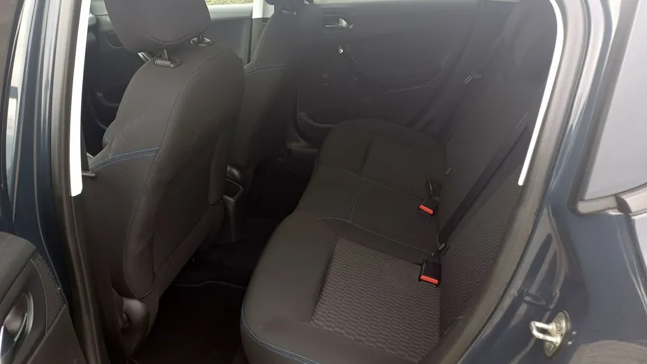 PEUGEOT 208 -