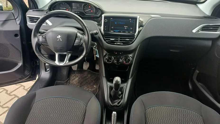 PEUGEOT 208 -