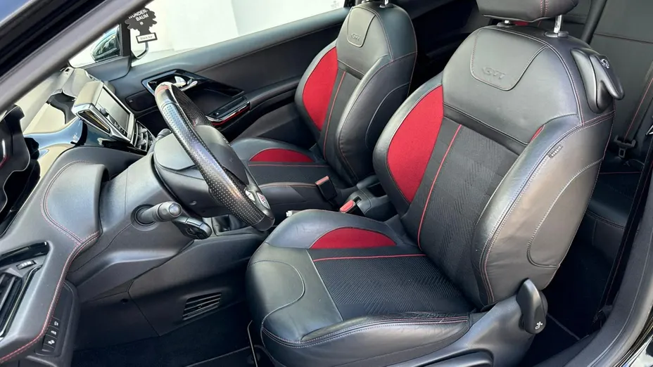 PEUGEOT 208 -