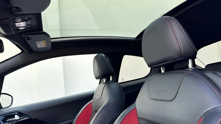 PEUGEOT 208 -