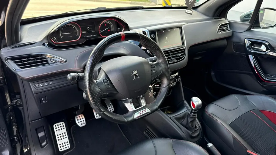 PEUGEOT 208 -