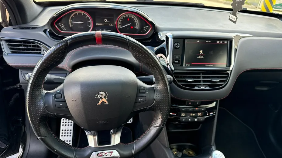 PEUGEOT 208 -