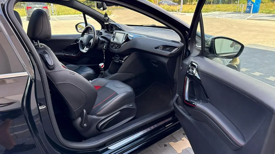 PEUGEOT 208 -