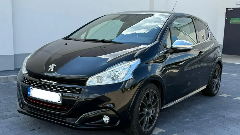 PEUGEOT 208 -