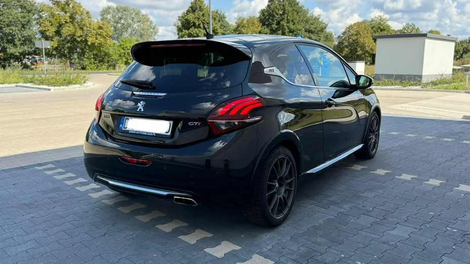 PEUGEOT 208 -