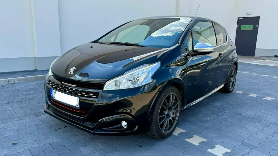 PEUGEOT 208 -