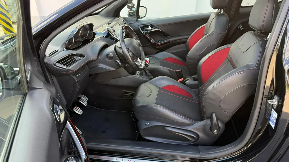 PEUGEOT 208 -