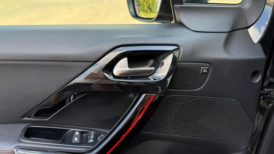 PEUGEOT 208 -