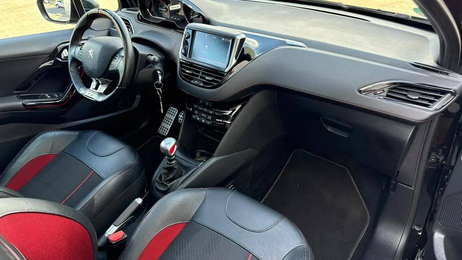PEUGEOT 208 -