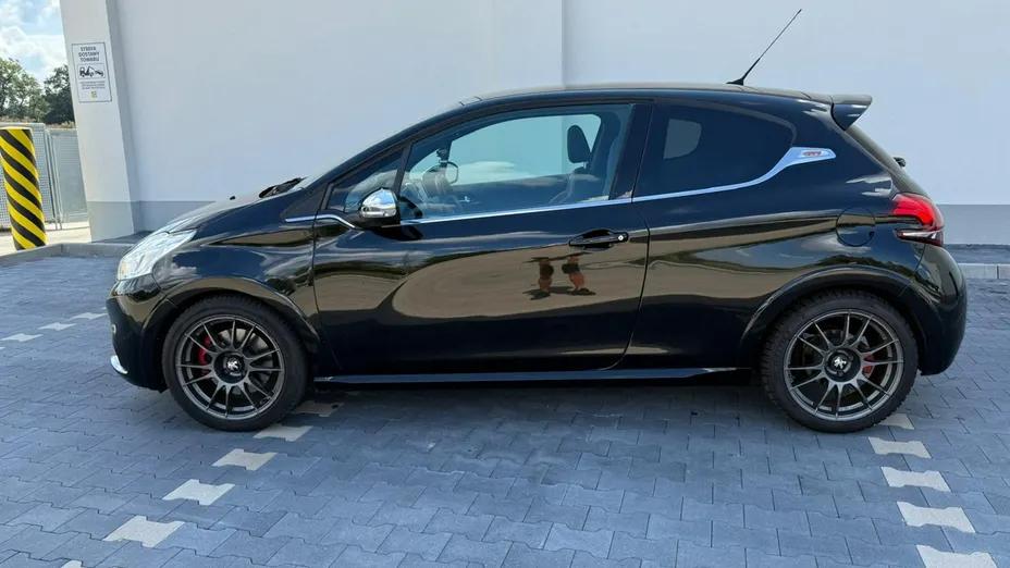 PEUGEOT 208 -