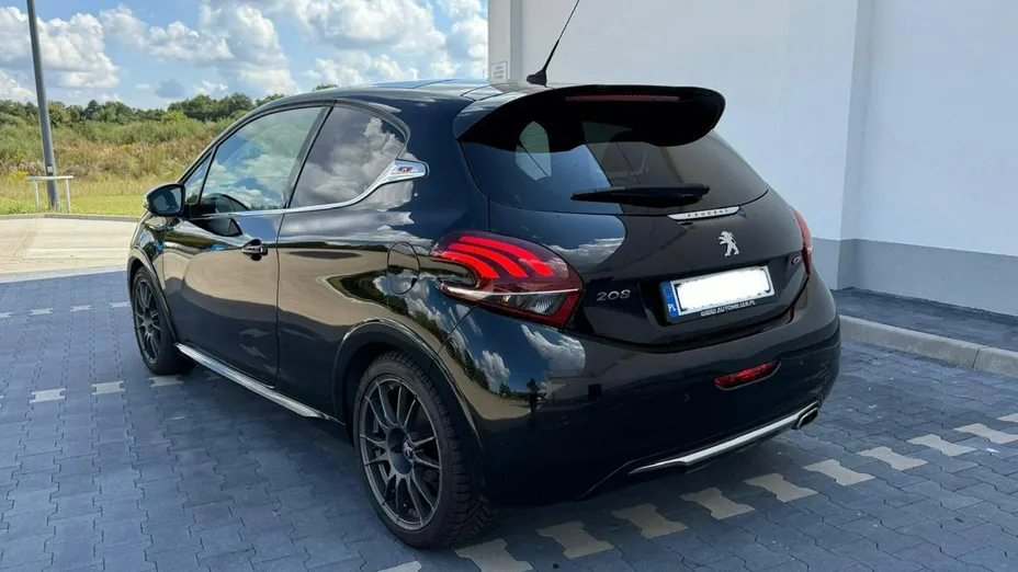 PEUGEOT 208 -
