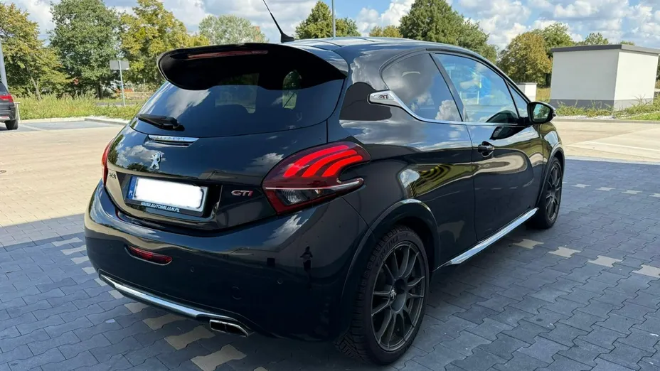 PEUGEOT 208 -