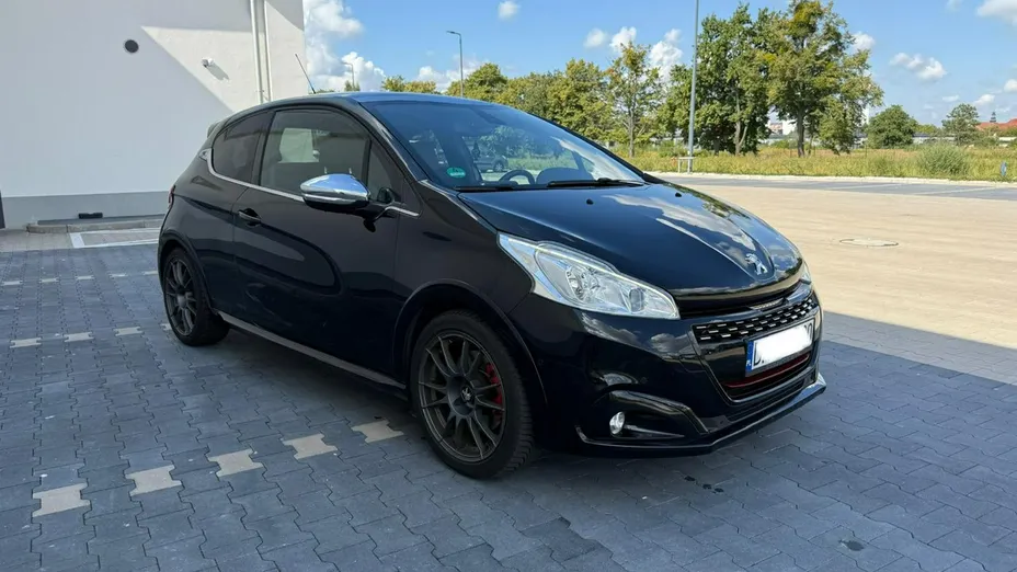 PEUGEOT 208 -