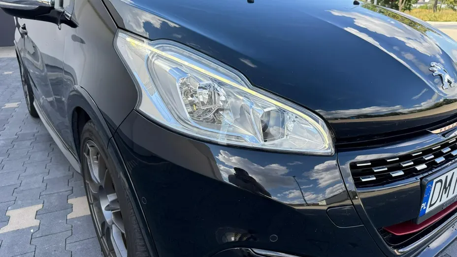 PEUGEOT 208 -
