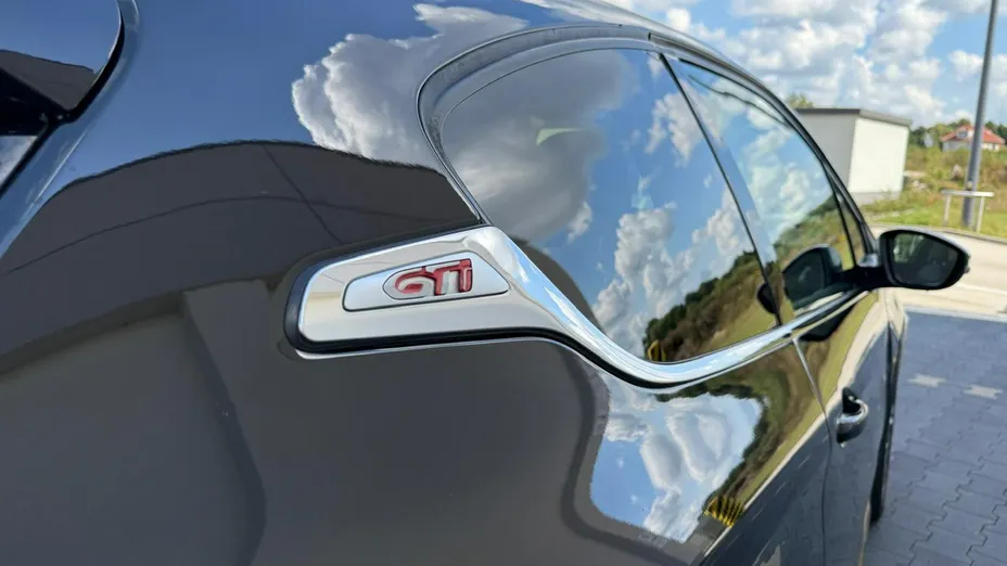 PEUGEOT 208 -