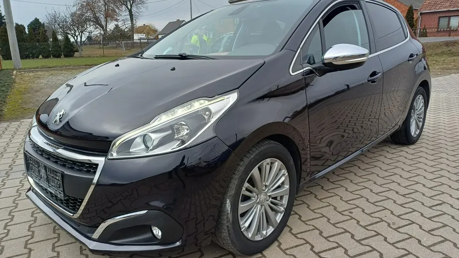 PEUGEOT 208 -