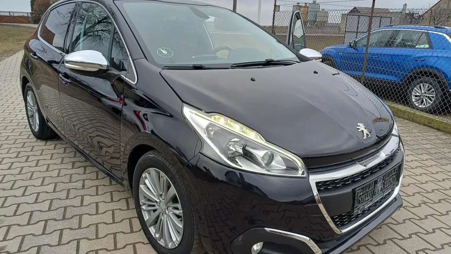 PEUGEOT 208 -