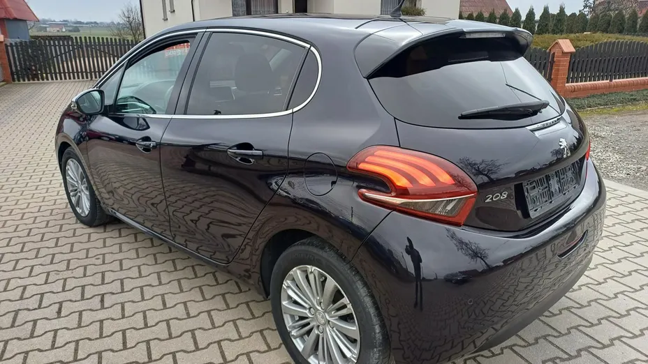 PEUGEOT 208 -