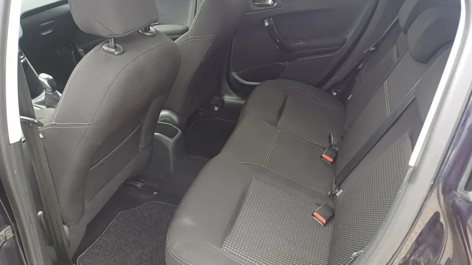 PEUGEOT 208 -