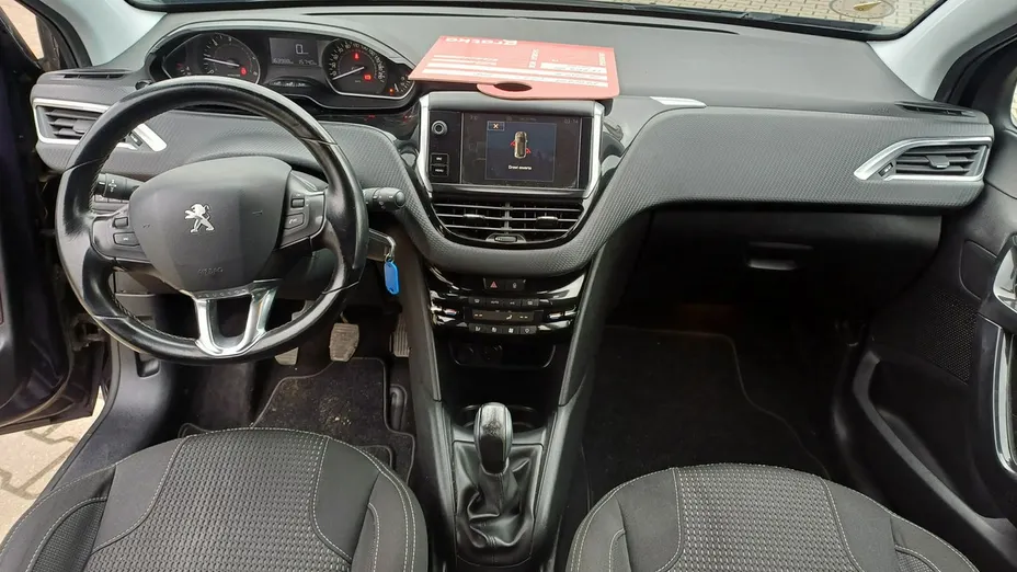 PEUGEOT 208 -