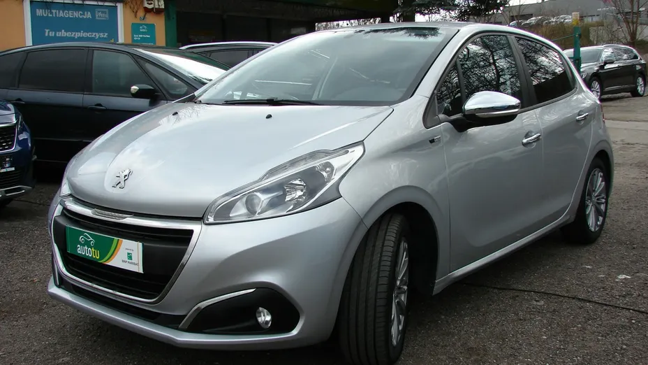 PEUGEOT 208 -