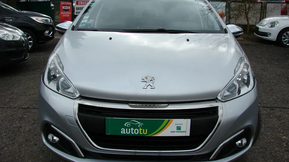 PEUGEOT 208 -