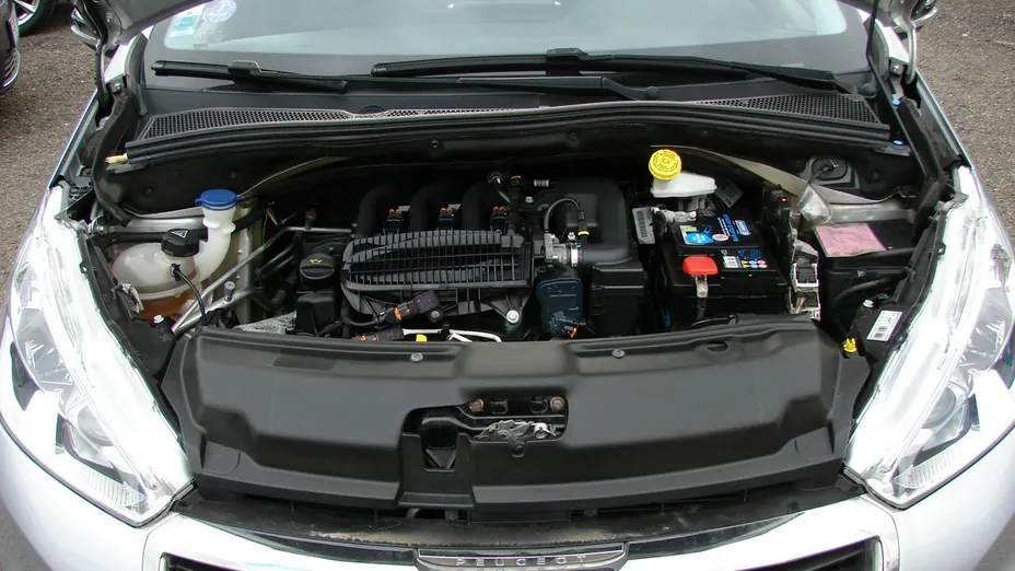 PEUGEOT 208 -