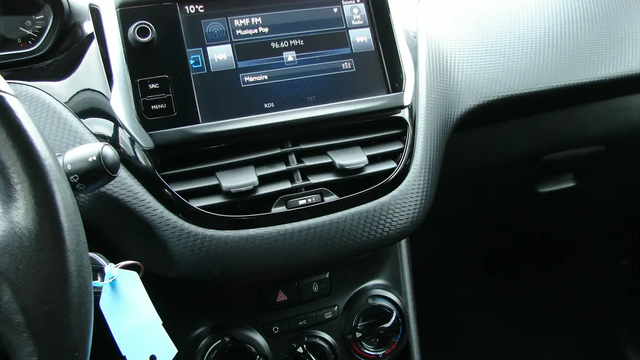 PEUGEOT 208 -