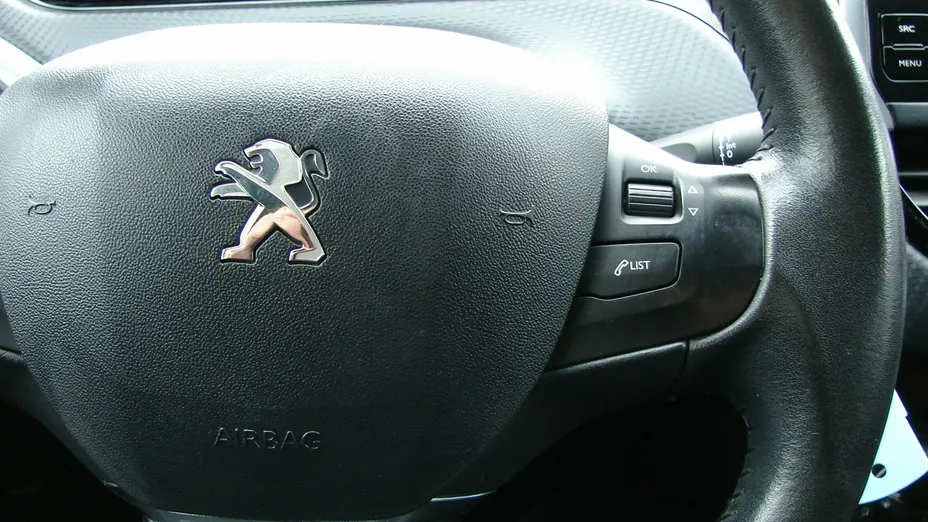 PEUGEOT 208 -