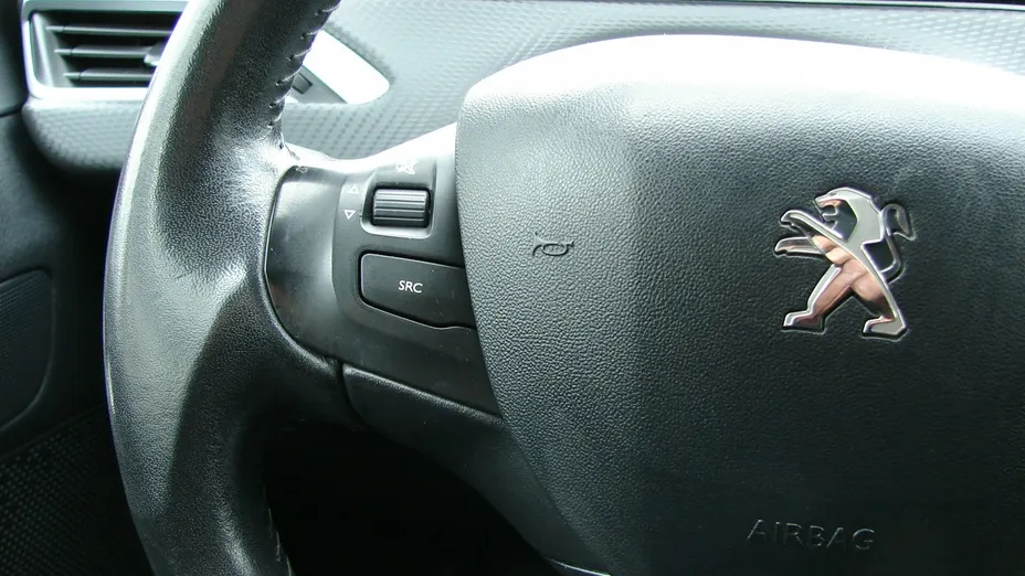 PEUGEOT 208 -