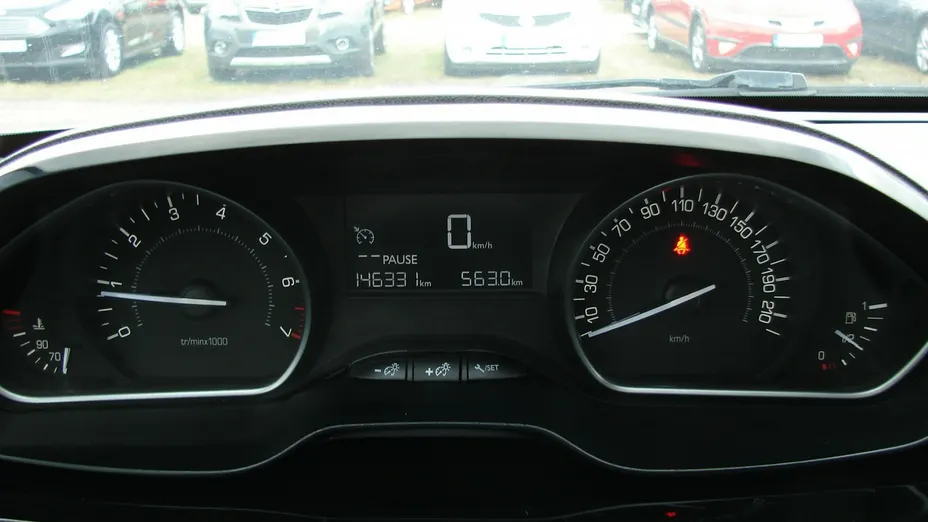 PEUGEOT 208 -