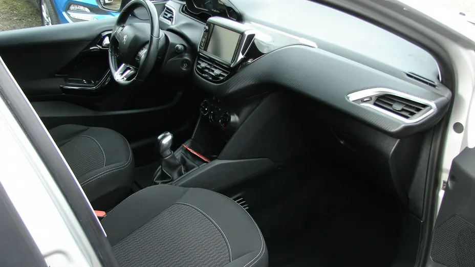 PEUGEOT 208 -