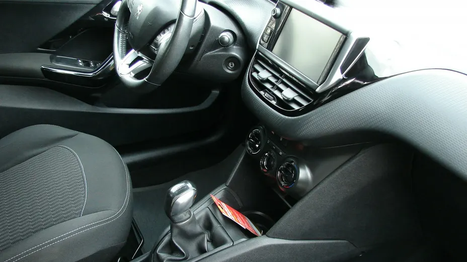 PEUGEOT 208 -