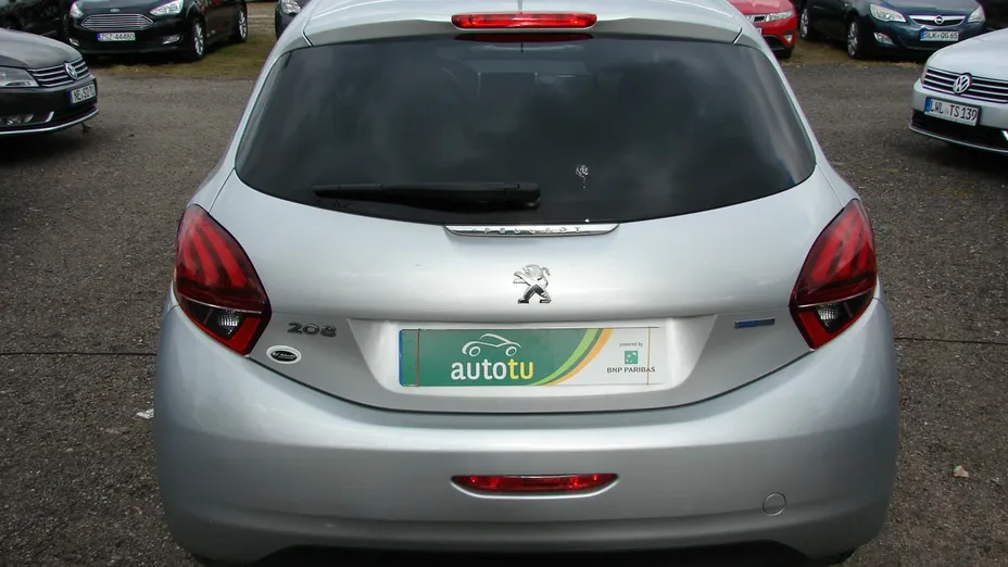 PEUGEOT 208 -