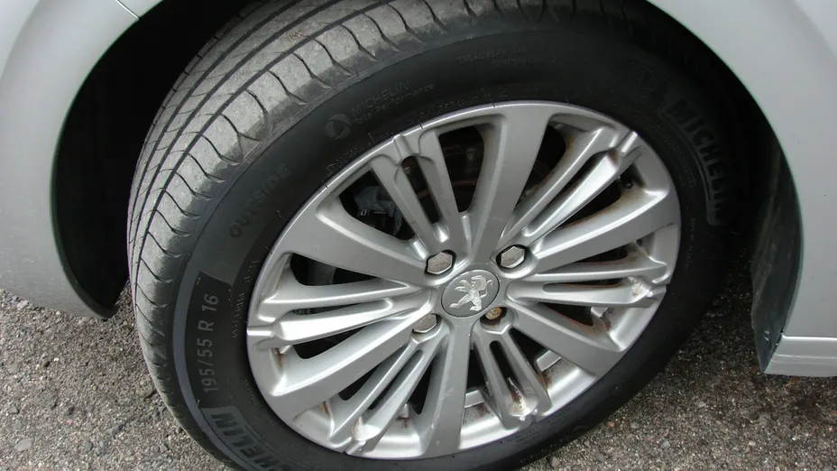 PEUGEOT 208 -