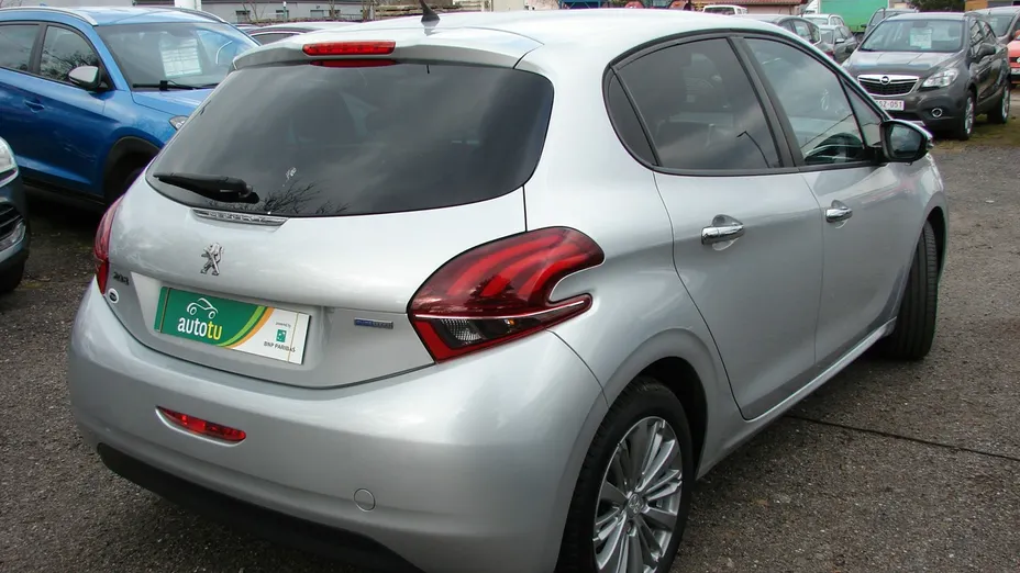 PEUGEOT 208 -