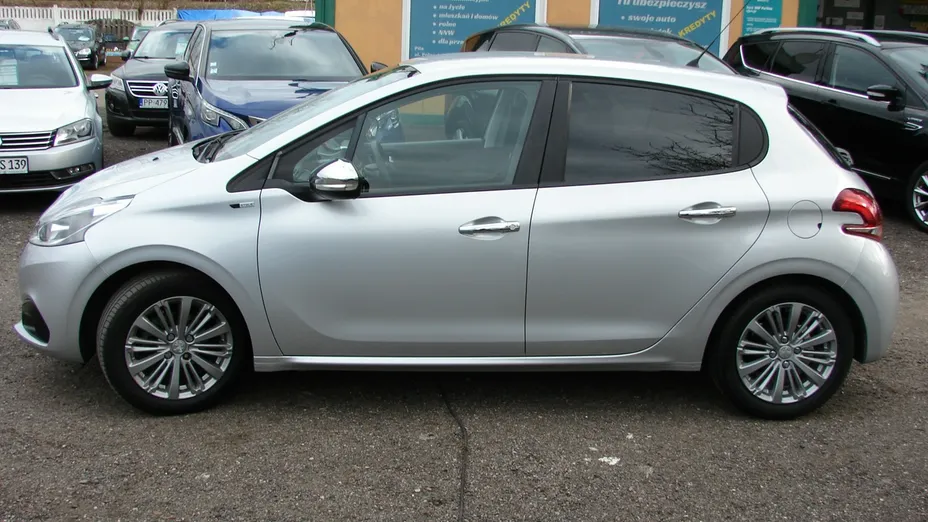 PEUGEOT 208 -