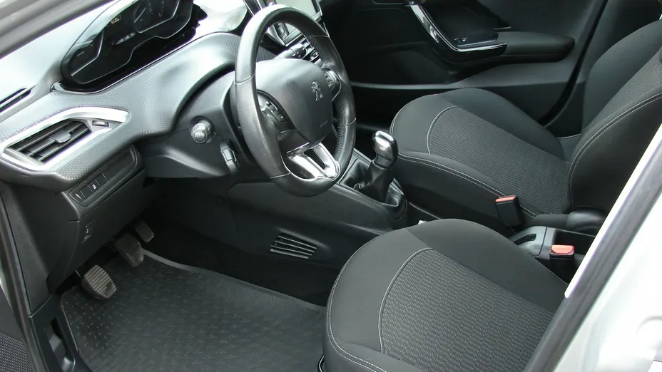 PEUGEOT 208 -