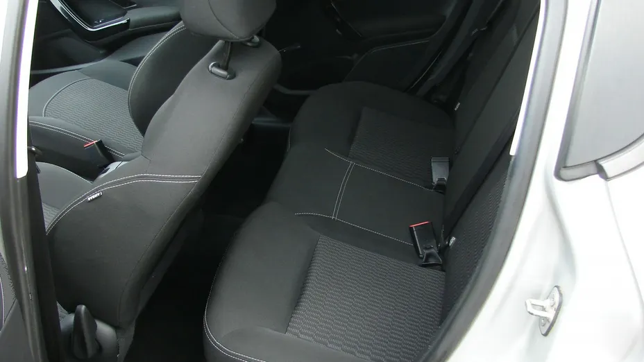 PEUGEOT 208 -
